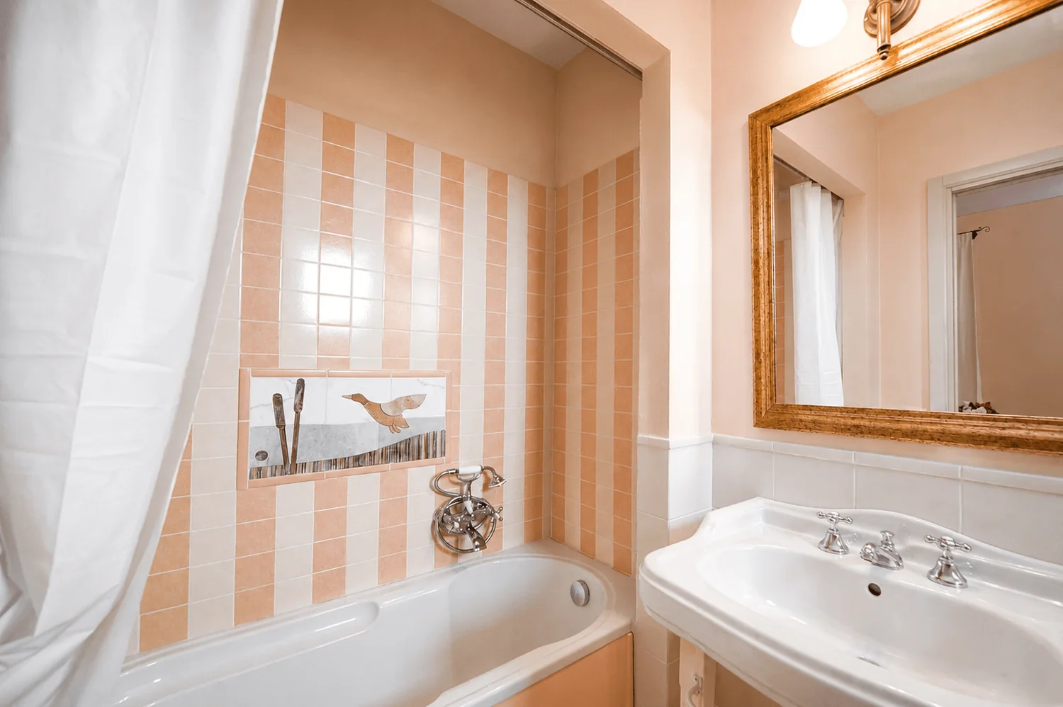 hartje-toscane-borgo-della-meliana-badkamer-met-bad-wastafel-en-spiegel-049-casamia