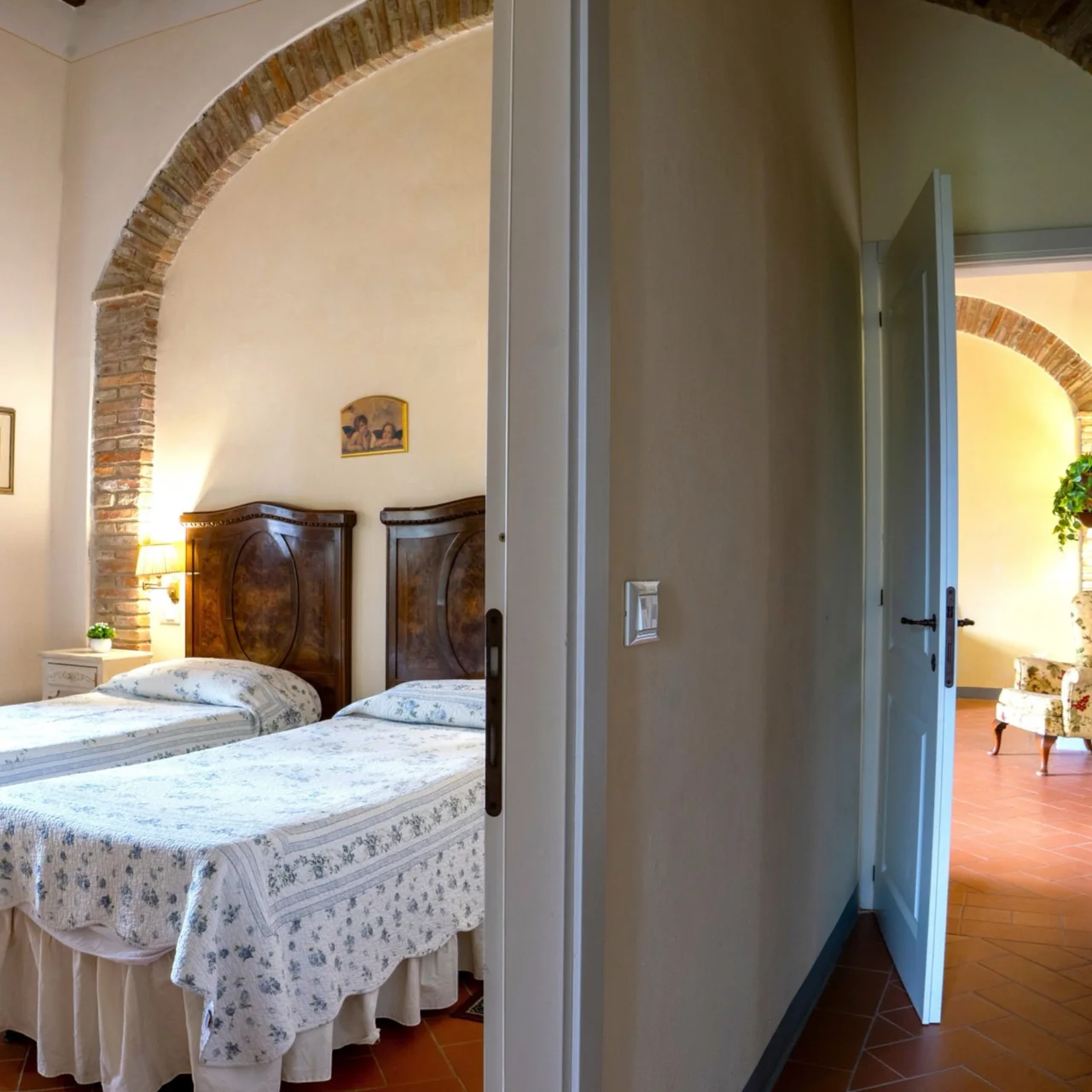 hartje-toscane-borgo-della-meliana-doorkijk-naar-slaapkamer-en-woonkamer-009-casamia