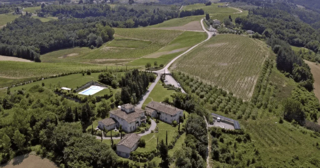 Hartje toscane borgo della meliana hero luchtfoto van het landgoed tussen de wijngaarden
