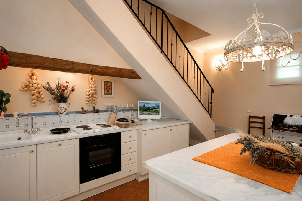 Hartje toscane borgo della meliana keuken met eettafel en trap