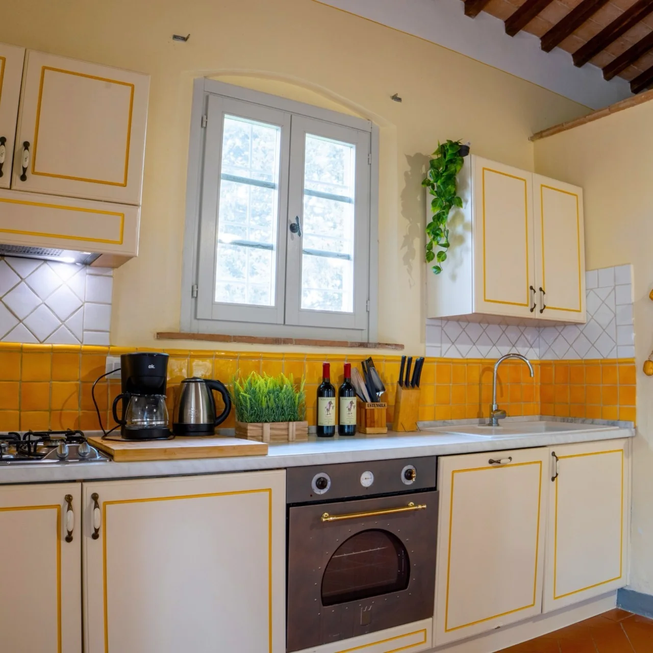 hartje-toscane-borgo-della-meliana-landelijke-keuken-met-oven-en-raam-010-casamia