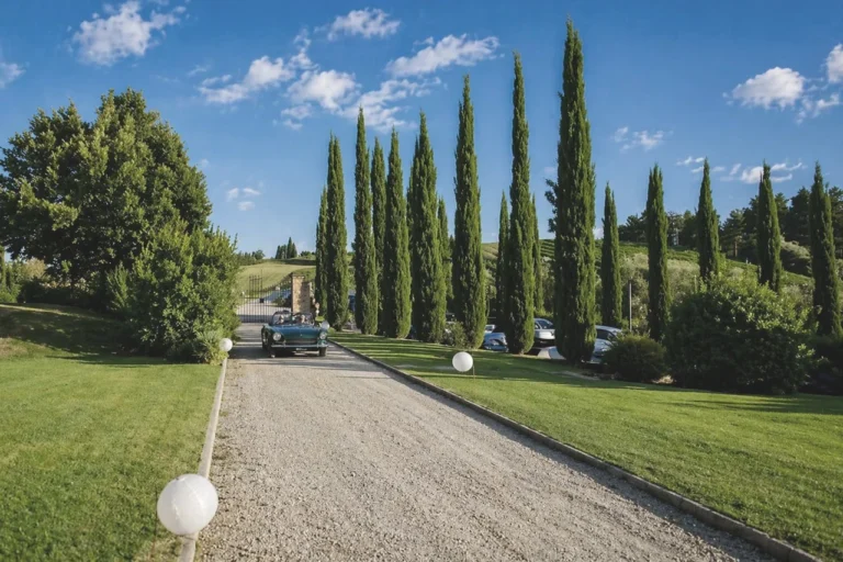 Hartje toscane borgo della meliana oprijlaan tussen de cipressen