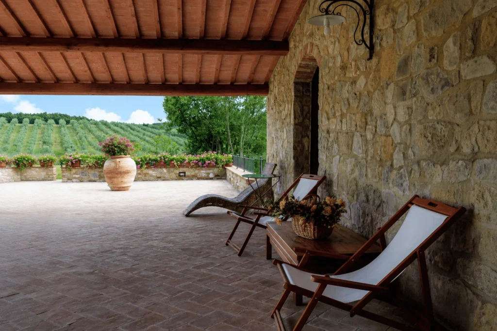 Hartje toscane borgo della meliana overdekt terras met ligstoelen en uitzicht