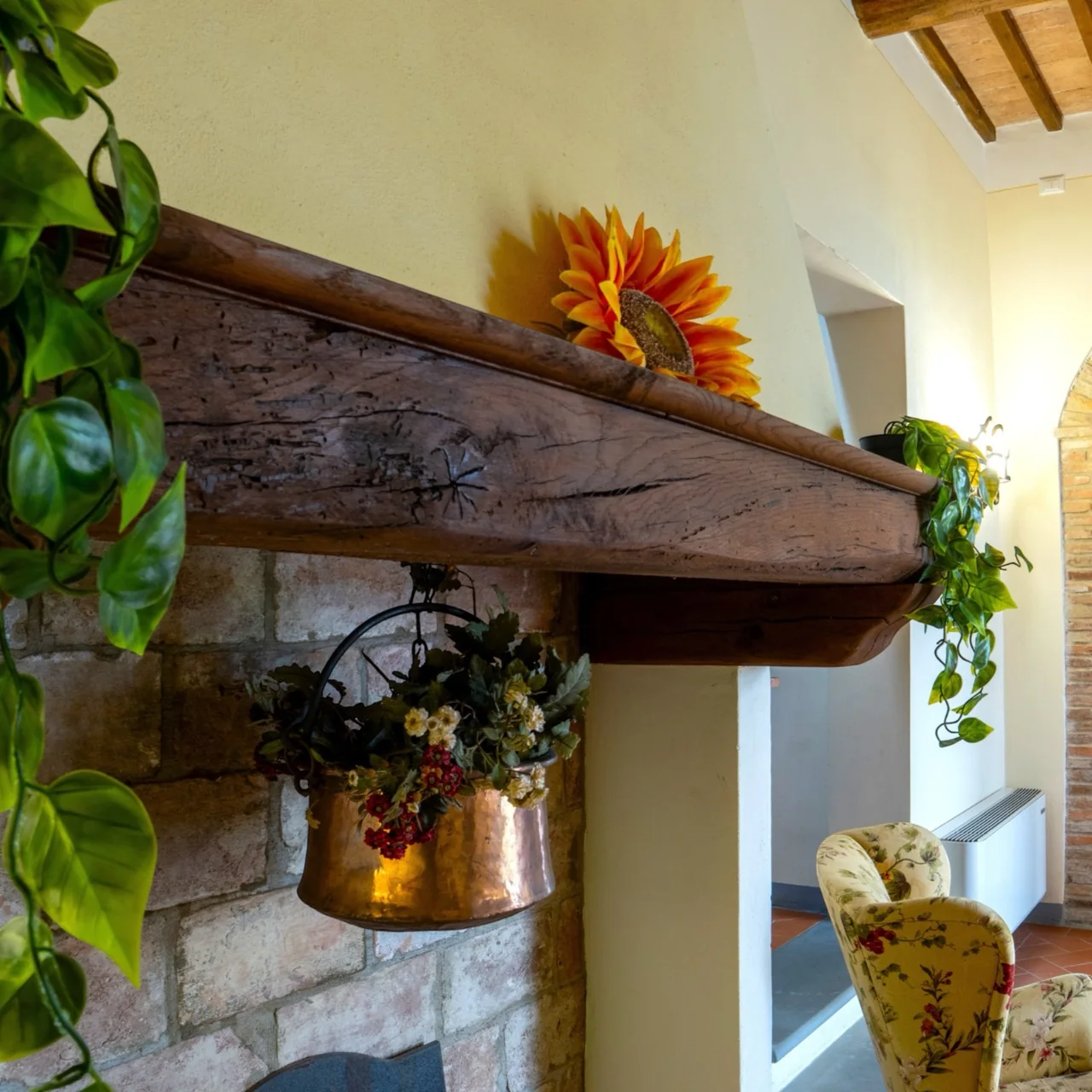 hartje-toscane-borgo-della-meliana-rustieke-open-haard-met-houten-schouw-013-casamia