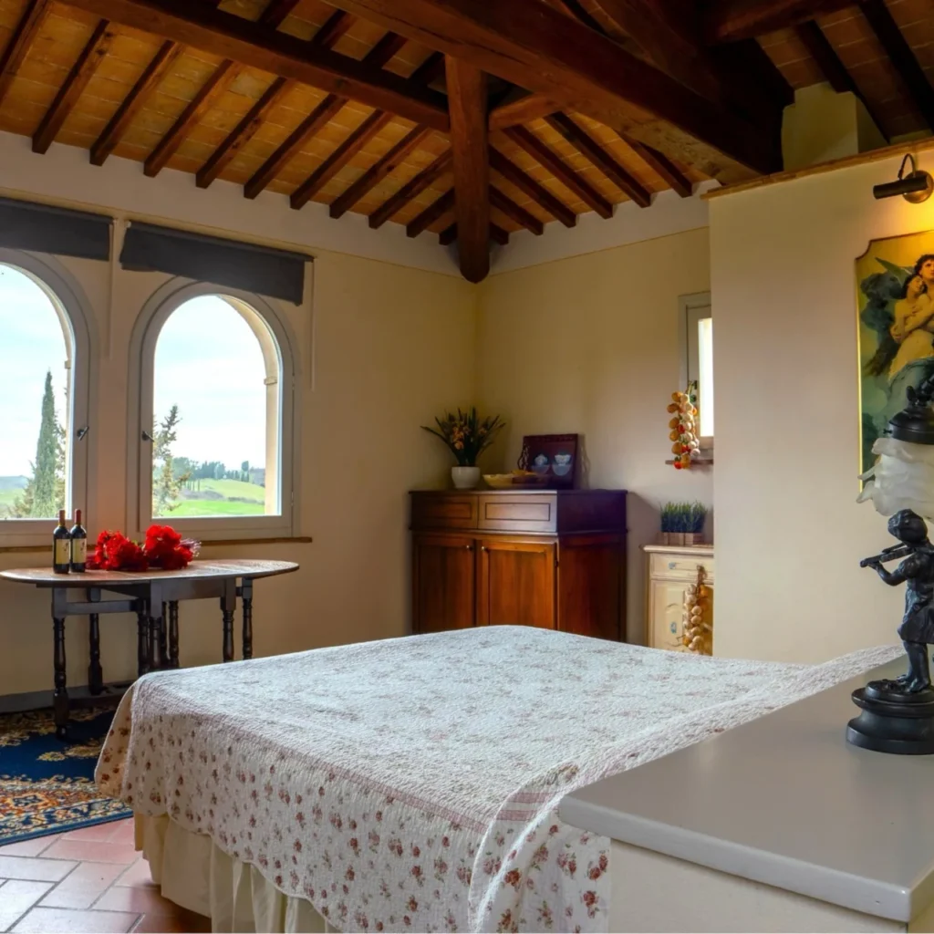 Hartje toscane borgo della meliana slaapkamer met boogramen en tweepersoonsbed