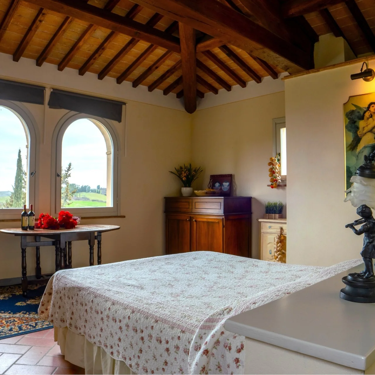 hartje-toscane-borgo-della-meliana-slaapkamer-met-boogramen-en-tweepersoonsbed-020-casamia