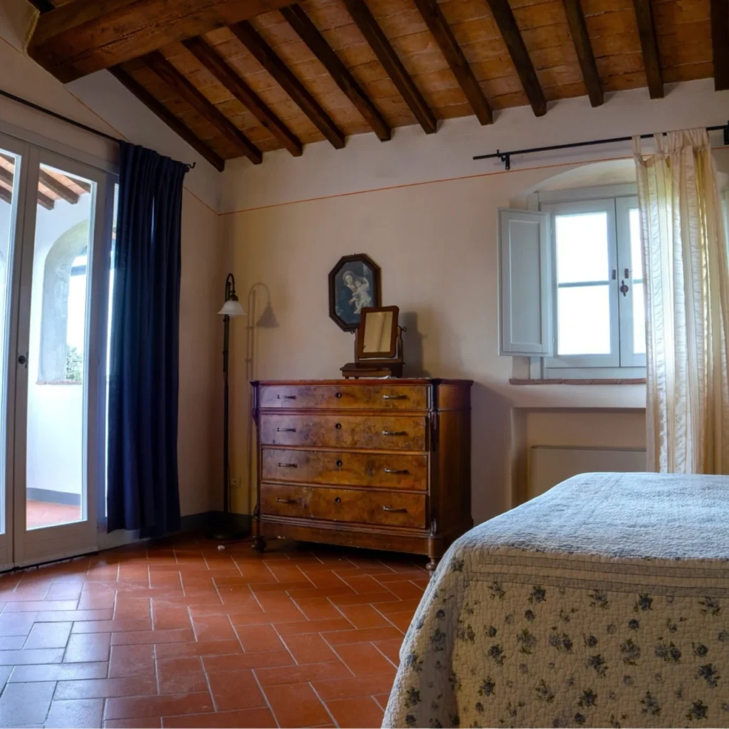 Hartje toscane borgo della meliana slaapkamer met houten ladekast