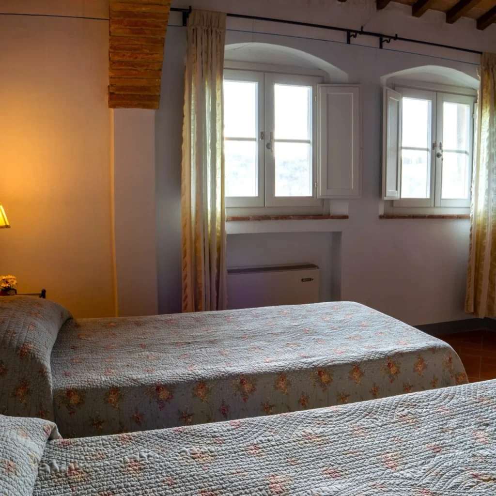 Hartje toscane borgo della meliana slaapkamer met twee eenpersoonsbedden