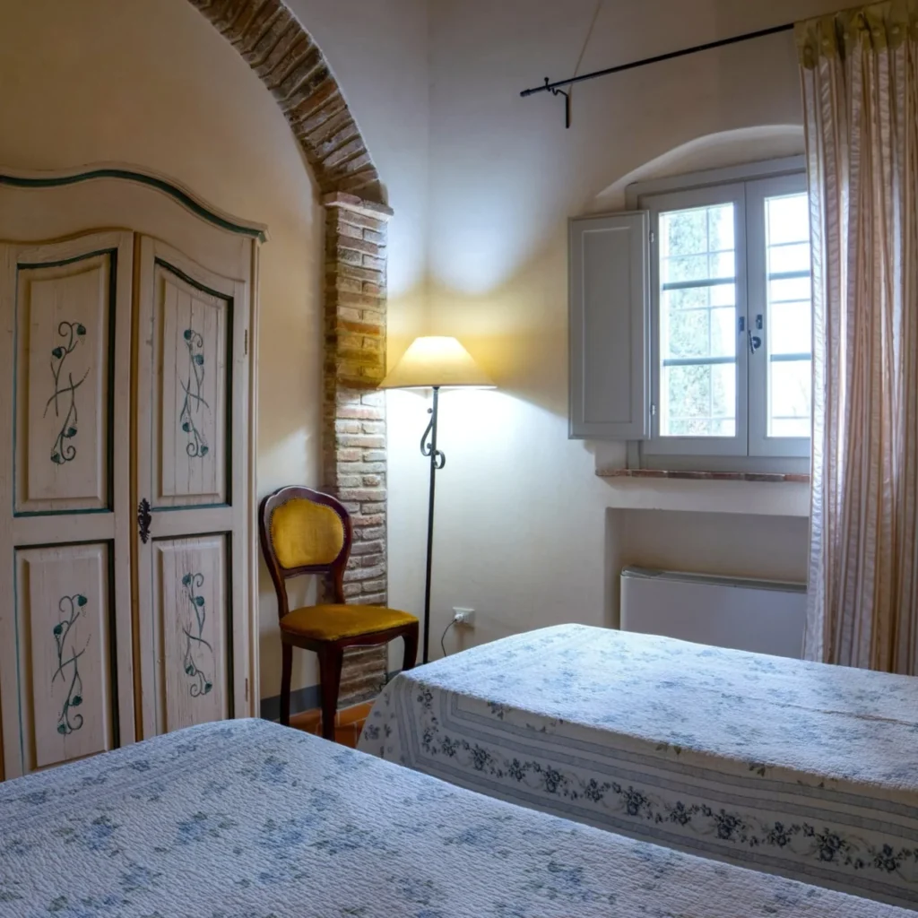 Hartje toscane borgo della meliana slaapkamer met twee eenpersoonsbedden en raam