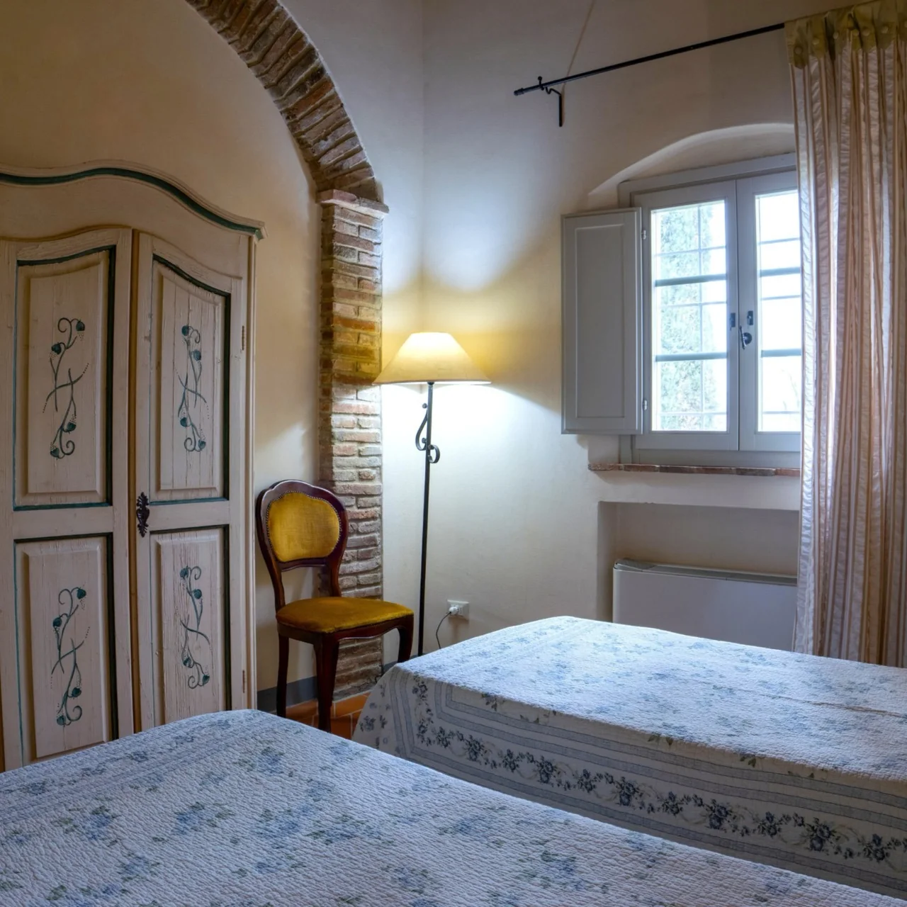 hartje-toscane-borgo-della-meliana-slaapkamer-met-twee-eenpersoonsbedden-en-raam-012-casamia
