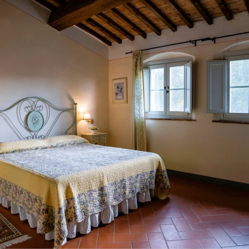Hartje toscane borgo della meliana slaapkamer met tweepersoonsbed en balkenplafond