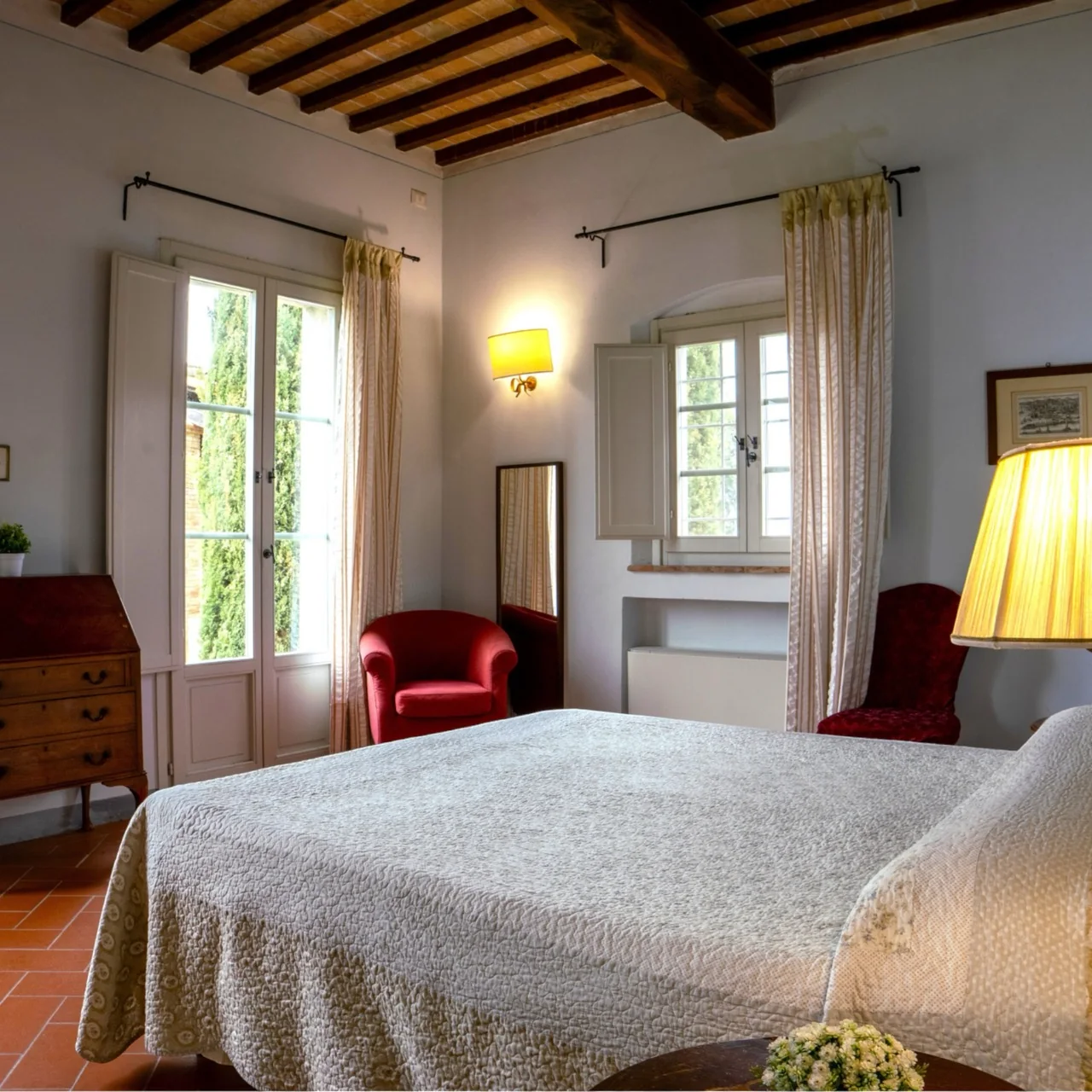 hartje-toscane-borgo-della-meliana-slaapkamer-met-tweepersoonsbed-en-rode-fauteuil-078-casamia