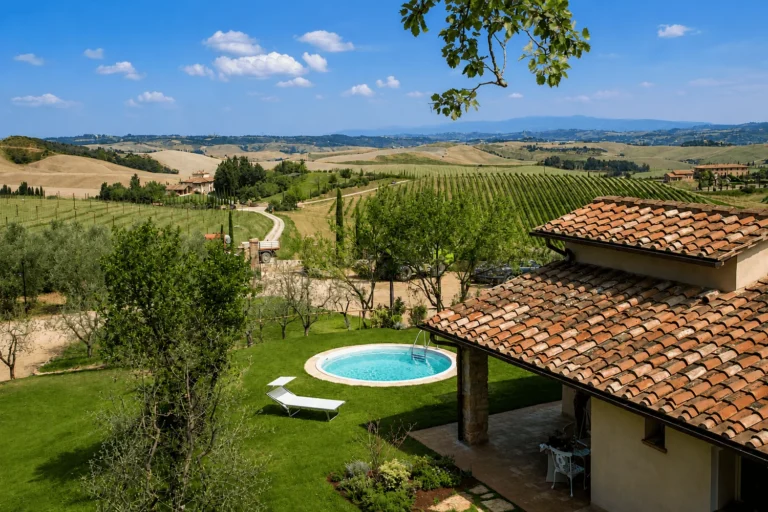 Hartje toscane borgo della meliana uitzicht op een klein rond zwembad en de heuvels