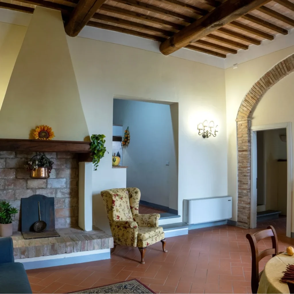 hartje-toscane-borgo-della-meliana-woonkamer-met-open-haard-en-fauteuil-077-casamia