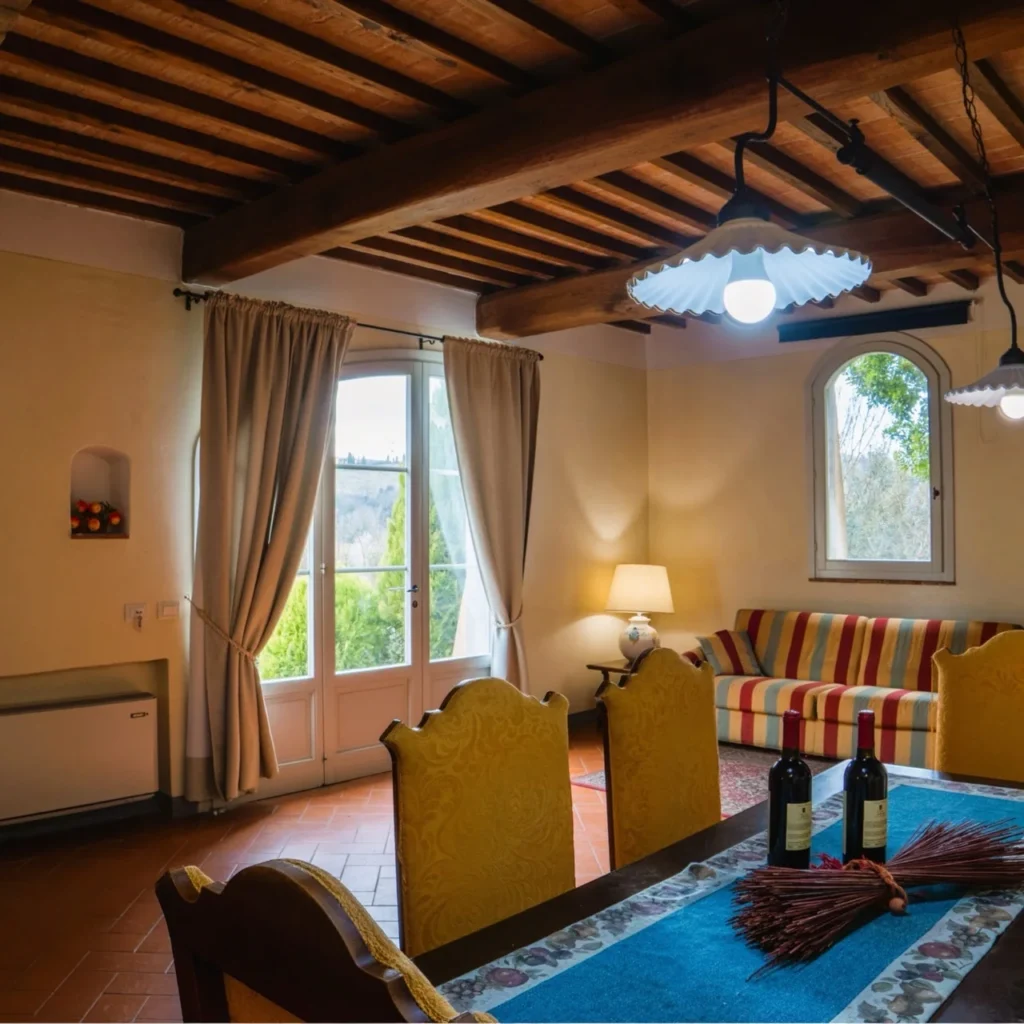 hartje-toscane-borgo-della-meliana-woonkamer-met-zithoek-en-houten-balken-016-casamia