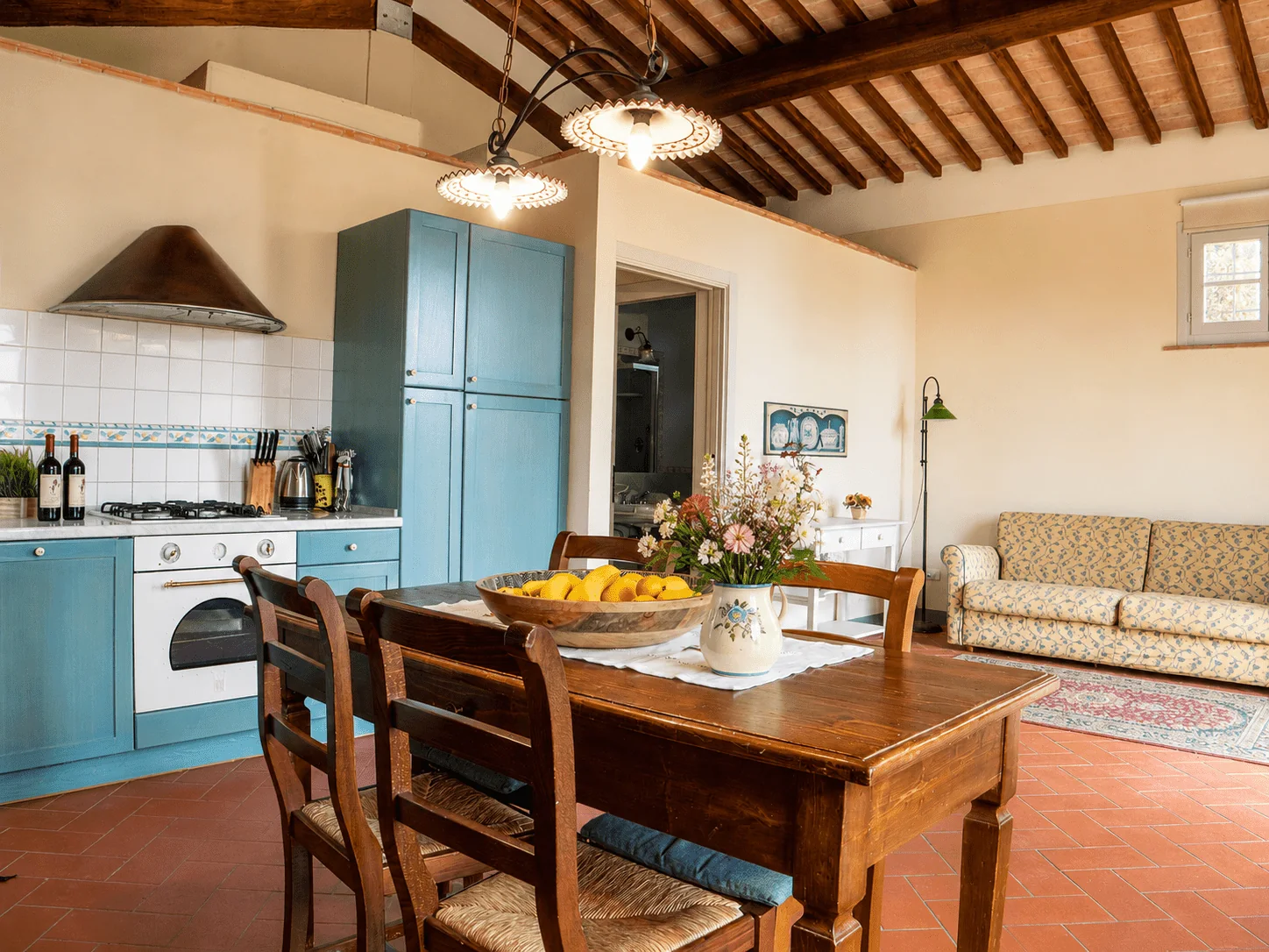 hartje-toscane-borgo-della-meliana-woonkeuken-met-houten-eettafel-056-casamia
