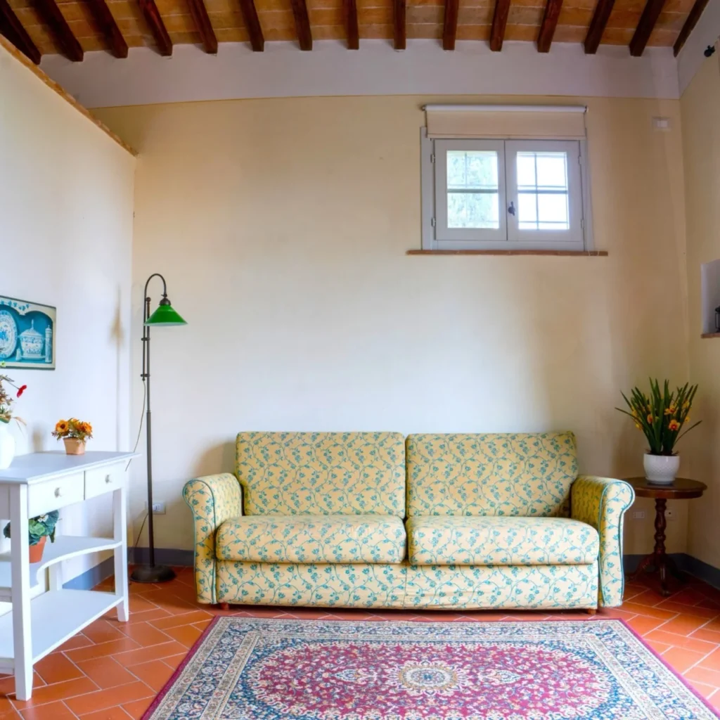 hartje-toscane-borgo-della-meliana-zithoek-met-bank-en-vloerkleed-080-casamia
