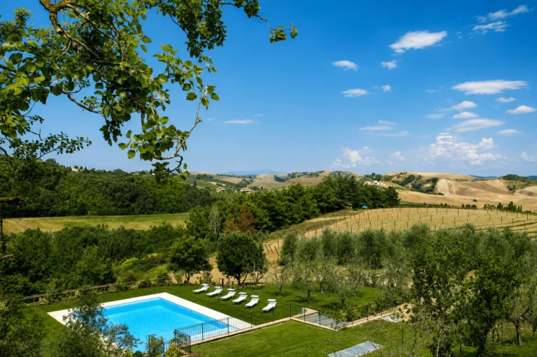 Hartje toscane borgo della meliana zwembad en wijngaarden in het toscaanse landschap