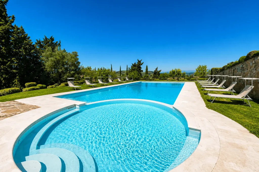 Hartje toscane borgo della meliana zwembad met ronde ondiepe zone en ligbedden