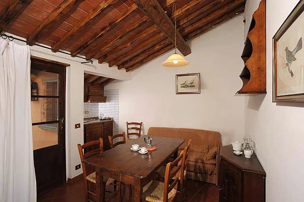 Hartje toscane fattoria degli usignoli appartement eethoek met houten balken