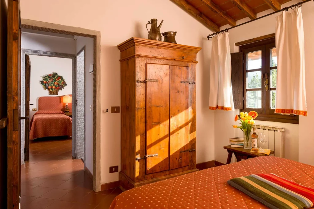 Hartje toscane fattoria degli usignoli appartement slaapkamer met houten kast