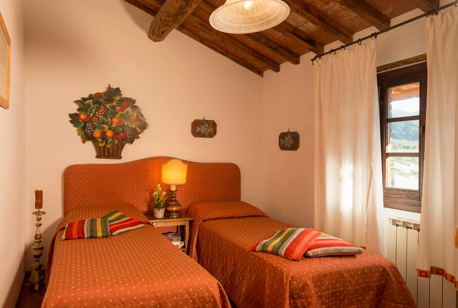 hartje-toscane-fattoria-degli-usignoli-appartement-slaapkamer-met-twee-eenpersoonsbedden-011-casamia