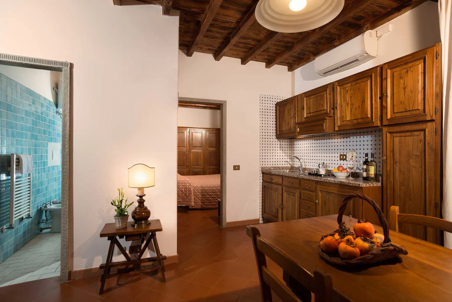 hartje-toscane-fattoria-degli-usignoli-appartement-woonkeuken-met-houten-balken-027-casamia