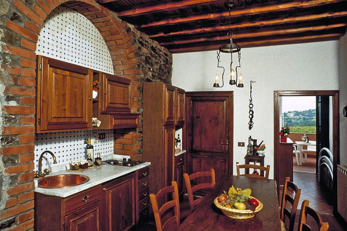hartje-toscane-fattoria-degli-usignoli-appartement-woonkeuken-met-stenen-boog-011-casamia