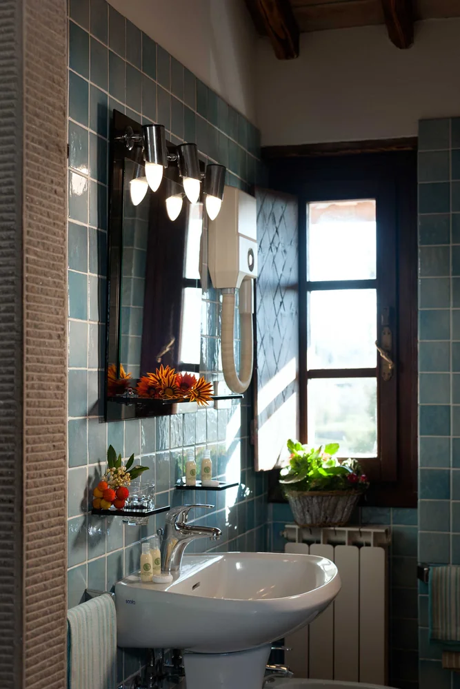 hartje-toscane-fattoria-degli-usignoli-hotelbadkamer-met-wastafel-009-casamia