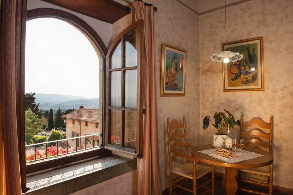hartje-toscane-fattoria-degli-usignoli-kamer-zithoek-met-uitzicht-013-casamia