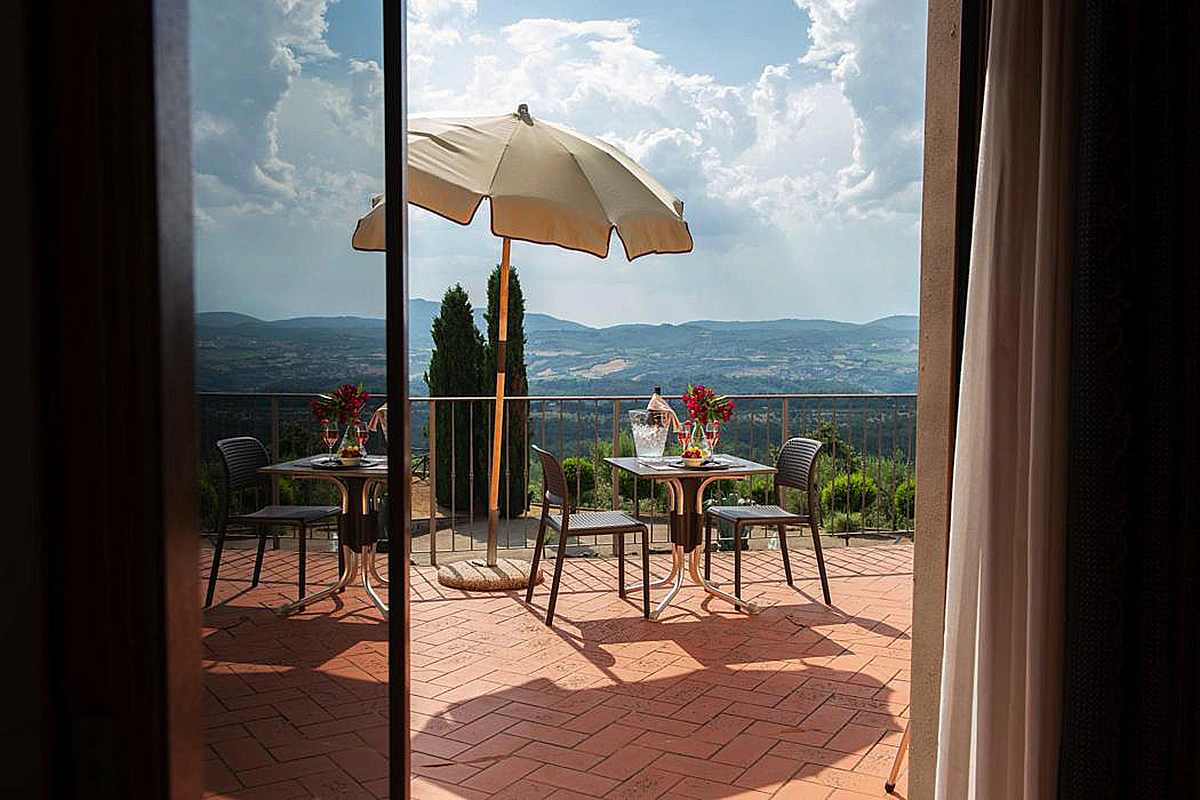 hartje-toscane-fattoria-degli-usignoli-terras-met-uitzicht-op-heuvels-018-casamia