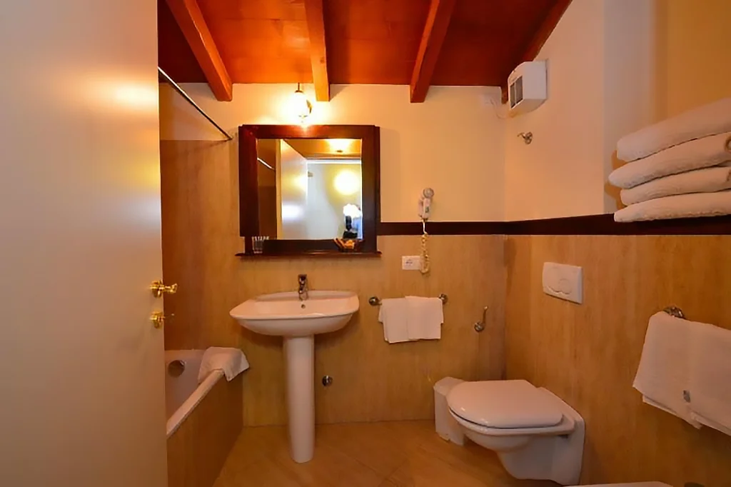 merengebied-corte-paradiso-appartement-bilocale-primo-piano-badkamer-met-wastafel-en-toilet-011-casamia