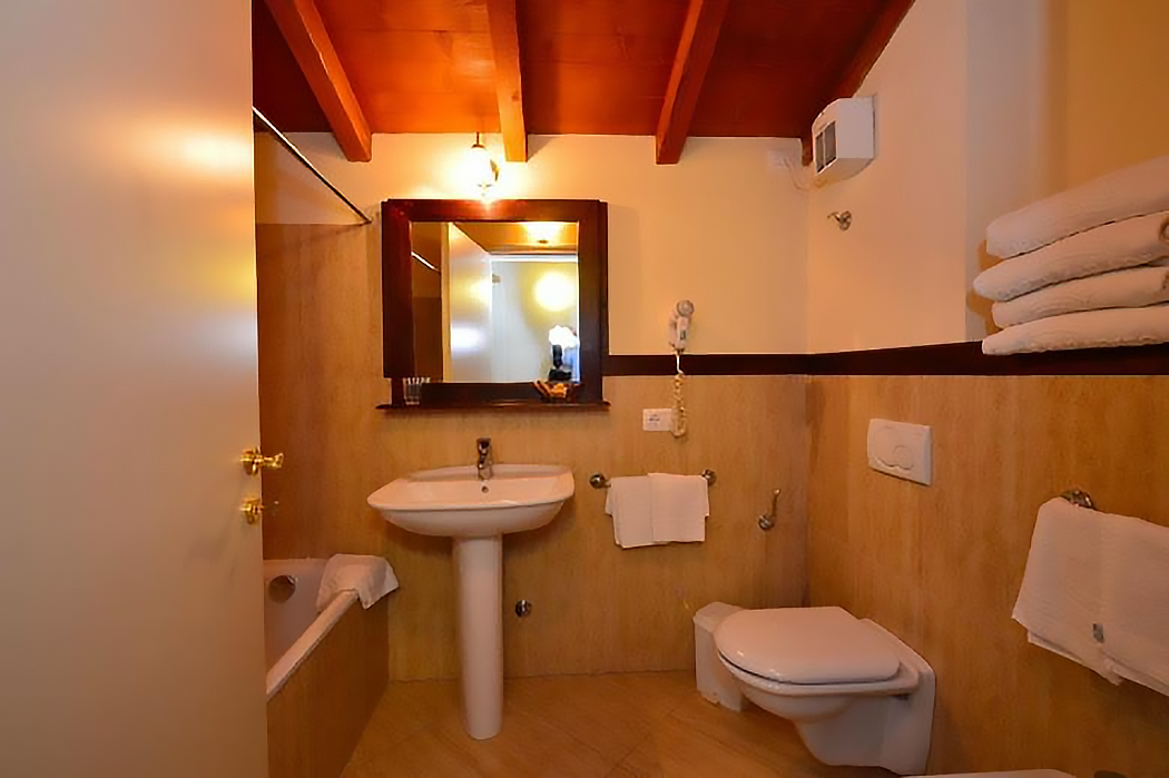 merengebied-corte-paradiso-appartement-bilocale-primo-piano-badkamer-met-wastafel-en-toilet-011-casamia