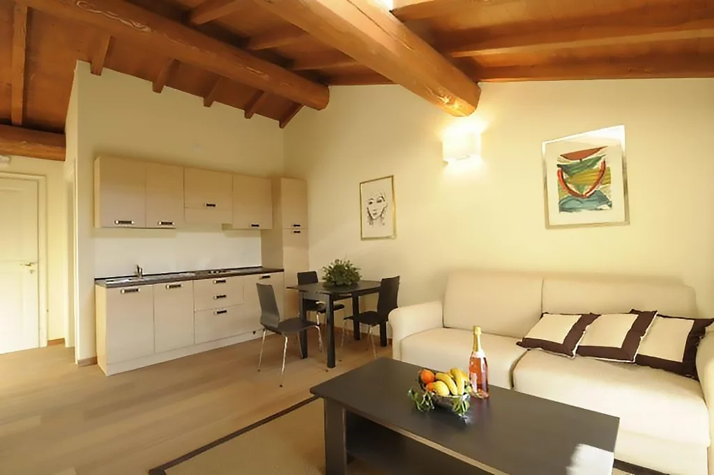 Merengebied corte paradiso appartement bilocale primo piano woonkamer met keuken