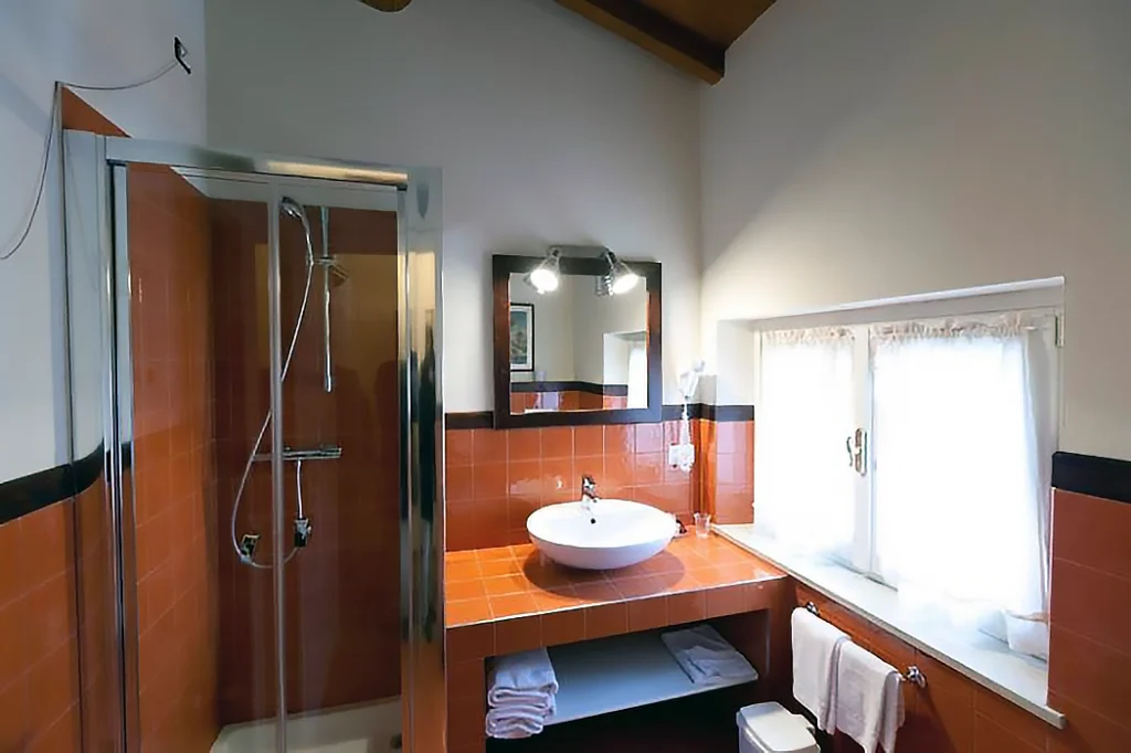 Merengebied corte paradiso appartement quadrilocale piano terra badkamer met douche
