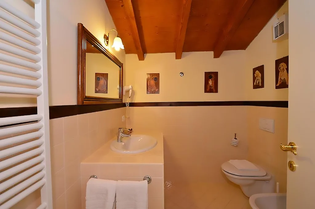 merengebied-corte-paradiso-appartement-trilocale-primo-piano-badkamer-met-wastafel-en-toilet-019-casamia