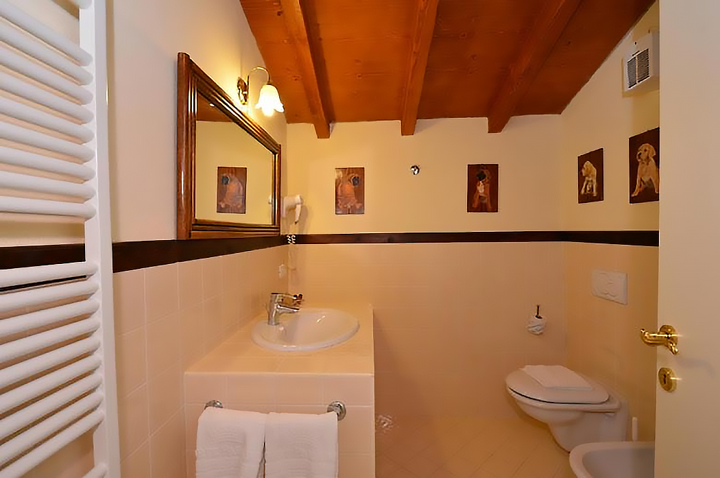 merengebied-corte-paradiso-appartement-trilocale-primo-piano-badkamer-met-wastafel-en-toilet-019-casamia