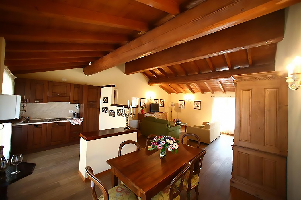 merengebied-corte-paradiso-appartement-trilocale-primo-piano-woonkamer-met-eettafel-017-casamia