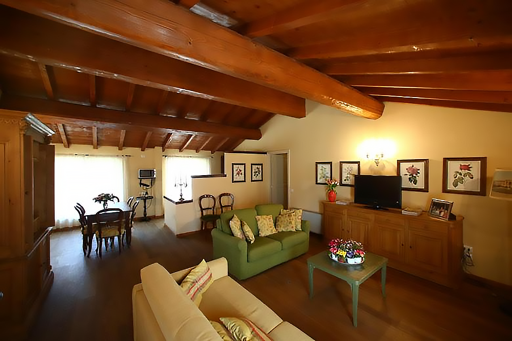 merengebied-corte-paradiso-appartement-trilocale-primo-piano-woonkamer-met-groene-banken-021-casamia