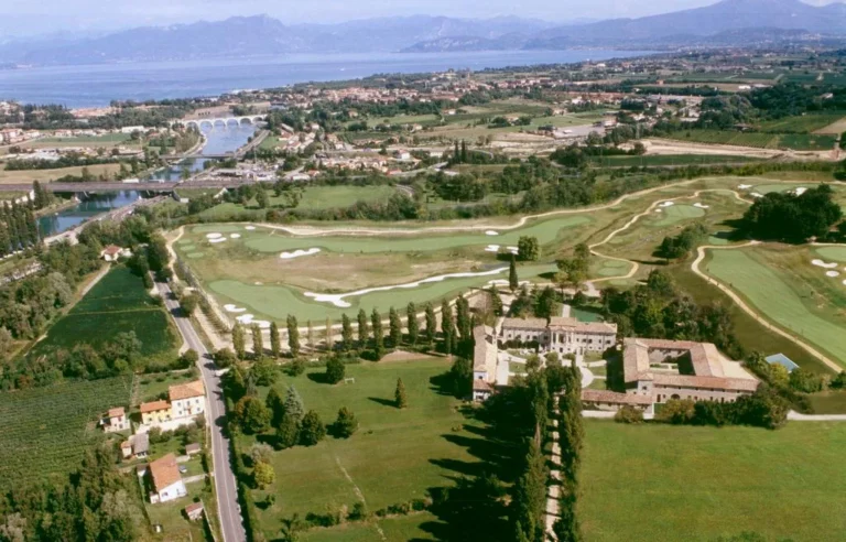 Merengebied corte paradiso oude site luchtfoto landgoed golfbaan en gardameer hf