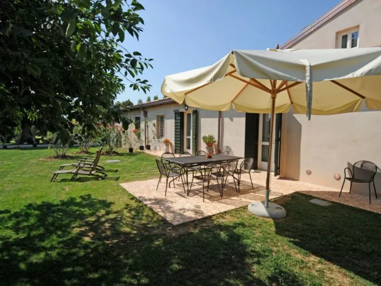 Merengebied corte paradiso oude site terras met parasols