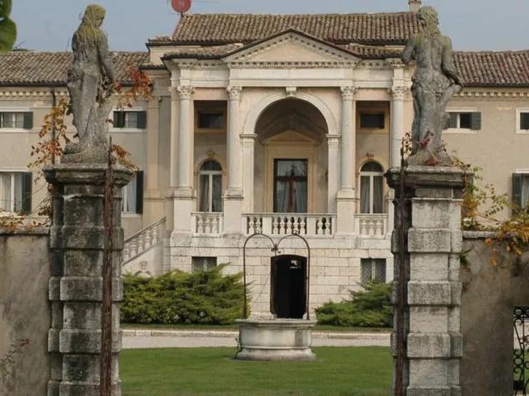 Merengebied corte paradiso oude site toegangspoort met villa