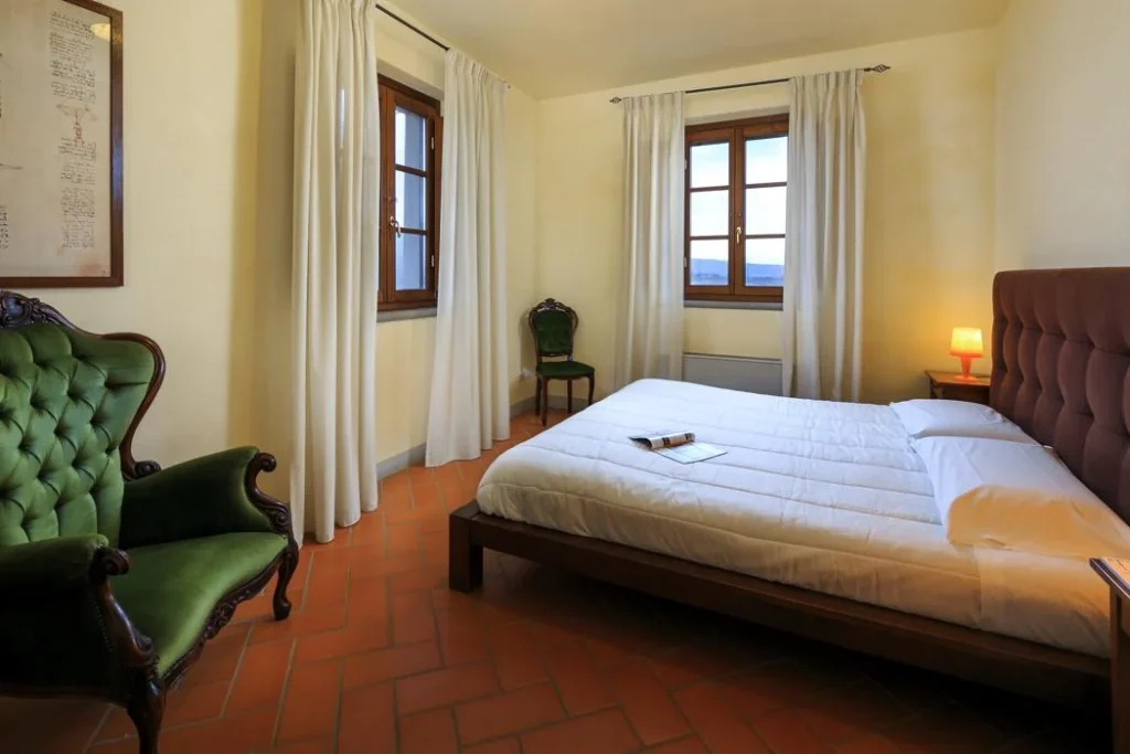 noord-toscane-agriturismo-streda-appartement-cabernet-slaapkamer-met-fauteuil-124-casamia