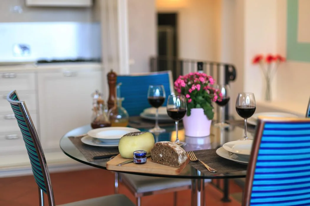 noord-toscane-agriturismo-streda-appartement-clarinetto-eettafel-met-wijn-101-casamia