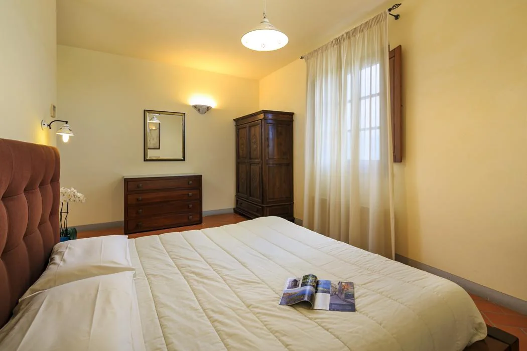 noord-toscane-agriturismo-streda-appartement-syrah-slaapkamer-met-raam-118-casamia