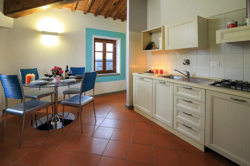 noord-toscane-agriturismo-streda-appartement-tromba-keuken-met-eettafel-080-casamia
