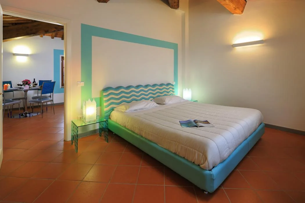 noord-toscane-agriturismo-streda-appartement-tromba-slaapkamer-met-doorkijk-081-casamia