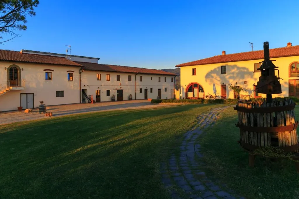noord-toscane-agriturismo-streda-binnenplaats-met-olijfpers-c042-casamia