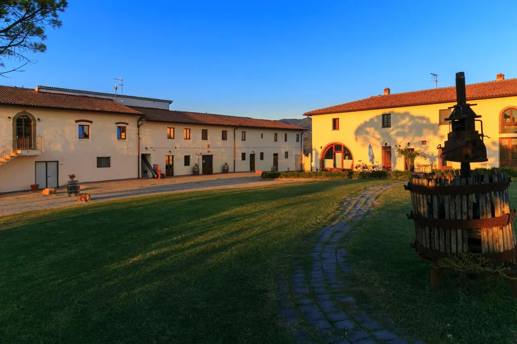 noord-toscane-agriturismo-streda-binnenplaats-met-olijfpers-c042-casamia