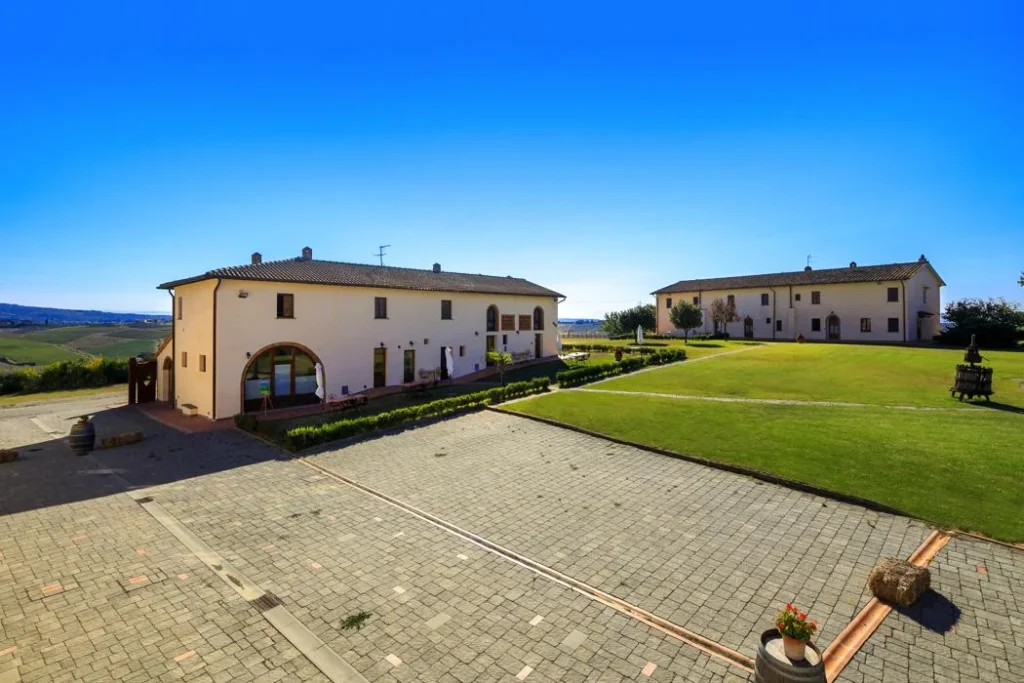noord-toscane-agriturismo-streda-gebouwen-aan-binnenplaats-c038-casamia